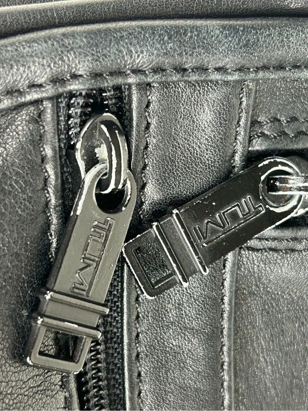 VINTAGE TUMI LEATHER CROSSBODY ORGANIZATION BAG BLACK